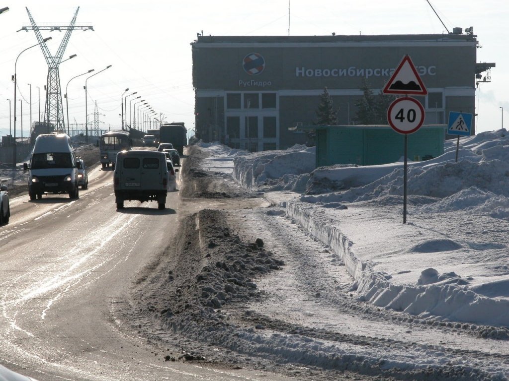 Машины «застряли» в колее на дамбе ГЭС почти на четыре часа